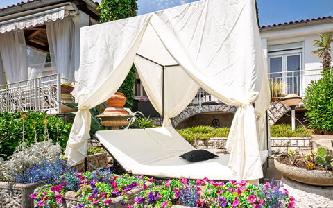 Villa Nika: Meubles, Mobilier De Jardin, Jardin, Belvédère, Pot De Fleur, Ombre, Recours, Plante D'Appartement, Structure En Plein Air, Eco Hôtel