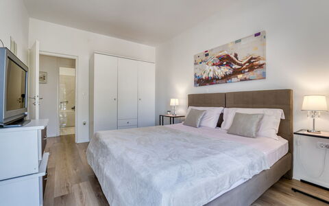 Villa Nika: Meubles, Lit, Design Intérieur, Sol, Sol, Chambre, Pièce, Bois, Plafond, Drap De Lit