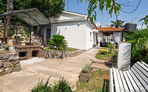 Villa Nika: Maison, Zone Résidentielle, Domicile, Toit, Ombre, Jardin, Chalet, Arrière-Cour, Pot De Fleur