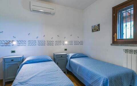 Lilia: Sol, Design Intérieur, Sol, Plafond, Chambre, Pièce, Lit, Appartement, Literie, Drap De Lit