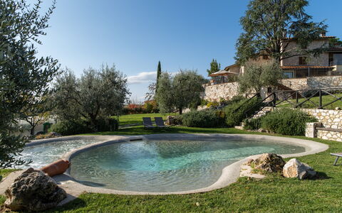 Villa L'elsa Beautiful Country Home With View: Jardin, Caractéristique De L'Eau, Piscine, Arrière-Cour, Aménagement Paysager, Étang, Cour, Dalle, Mobilier De Jardin, Villa