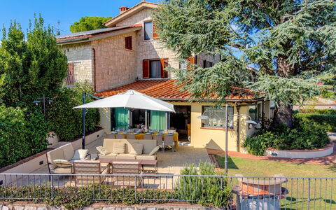 Villa Elsa di Bibbiano Pool, Sauna and View: Bâtiment, Domicile, Zone Résidentielle, Maison, Façade, Arbuste, Architecture, Toit, Lot Terre, Biens