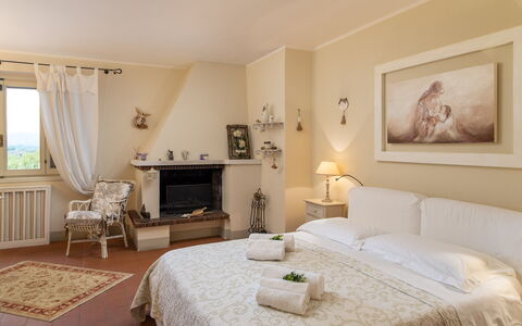 Villa L'elsa Beautiful Country Home With View: Meubles, Design Intérieur, Lit, Mur, Chambre, Sol, Sol, Linge, Plafond, Drap De Lit