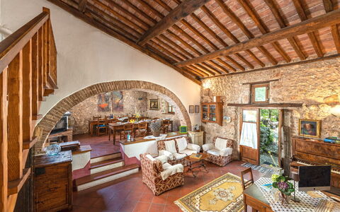 Podere Lorena, Charming Tuscan Farmhouse: Meubles, Mur, Design Intérieur, Chaise, Domicile, Sol, Table, Plafond, Mur De Pierre, Salon