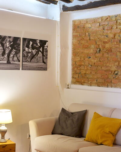 The Silent Courtyard Retreat: Spacious 2-Bedroom S