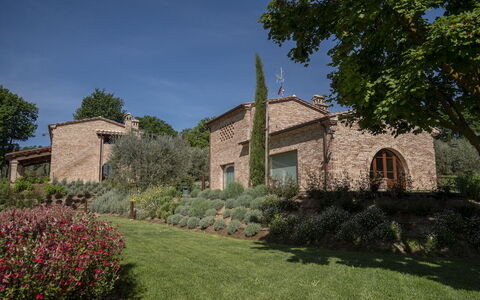 Villa Cortona: Eco-Sustainable Luxury Estate with: Arbuste, Jardin, Communauté Des Plantes, Couverture De Sol, Aménagement Paysager, Biens, Brique, Ferme, Cour