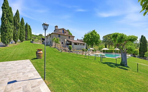 La Dimora del Chianti Dimora: Stunning Tuscan Ston: Biens, Piscine, Jardin, Aménagement Paysager, Villa, Manoir, Pelouse, Hacienda, Cour, Ferme