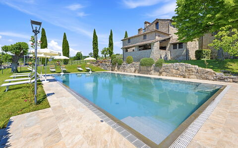 La Dimora del Chianti Dimora: Stunning Tuscan Ston: Bleu, Piscine, Biens, Recours, Mobilier De Jardin, Thermes, Villa, Eco Hôtel, Caractéristique De L'Eau, Hacienda