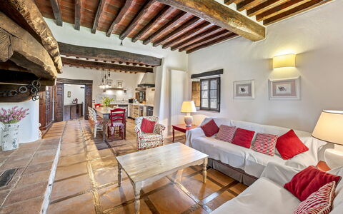 La Dimora del Chianti Dimora: Stunning Tuscan Ston: Sol, Sol, Meubles, Design Intérieur, Plafond, Salon, Canapé, Pièce, Chaise