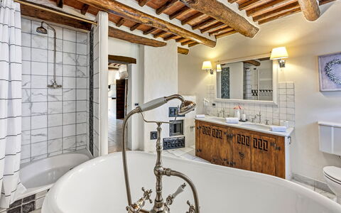 La Dimora del Chianti Dimora: Stunning Tuscan Ston: Luminaire Plomberie, Domicile, Robinet, Plomberie, Luminaire, Salle De Bains, Évier, Hôtel, Cabinetry