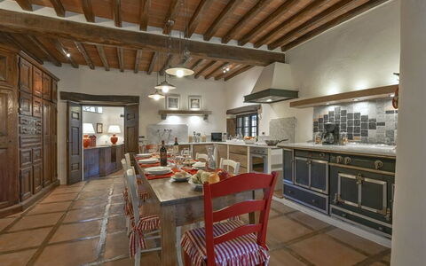 La Dimora del Chianti Dimora: Stunning Tuscan Vill: Meubles, Cuisine, Design Intérieur, Sol, Comptoir, Cabinetry, Bois, Appareil De Cuisine, Plafond, Sol