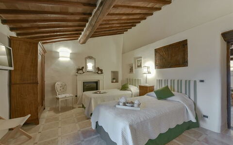 La Dimora del Chianti Dimora: Stunning Tuscan Vill: Mur, Meubles, Domicile, Lampe, Lit, Chaise, Chambre, Plante D'Appartement, Cadre, Hôtel