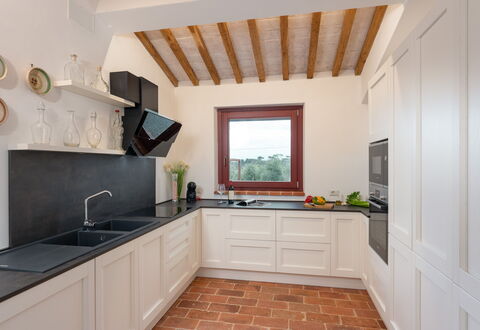 Marielena Authentic Chianti Retreat: Panoramic Vie: Cuisine, Comptoir, Design Intérieur, Sol, Appareil De Cuisine, Cabinetry, Bois, Meubles, Sol, Domicile