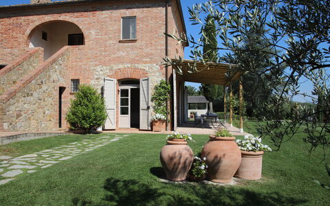 Villa Petrosa: Your Private Escape Overlooking the: Domicile, Zone Résidentielle, Arbuste, Maison, Jardin, Toit, Biens, Brique, Porte, Ferme