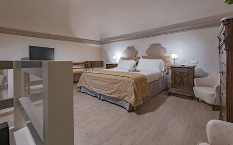 Elegant Suite: Florence Apartment with View on Med: Meubles, Design Intérieur, Sol, Sol, Chambre, Lit, Plafond, Éclairage, Pièce, Literie