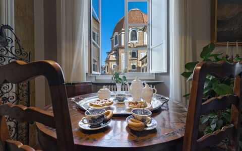 Elegant Suite: Florence Apartment with View on Med: Meubles, Design Intérieur, Vaisselle, Table, Serveware, Pièce, Cadre, Vaisselle, Salle À Manger, Porcelaine