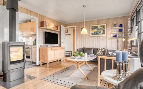 Thorir - 500M from the Sea: Maison, Chalet, Toit, Domicile, Siding, Biens, Ferme, Batiments Jardin, Pelouse, Jardin