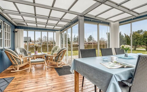 Thorir - 500M from the Sea: Maison, Chalet, Toit, Domicile, Siding, Biens, Ferme, Batiments Jardin, Pelouse, Jardin
