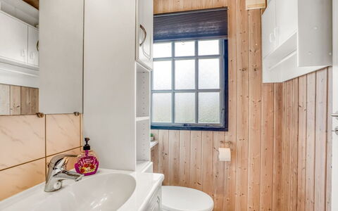 Thorir - 500M from the Sea: Maison, Chalet, Toit, Domicile, Siding, Biens, Ferme, Batiments Jardin, Pelouse, Jardin