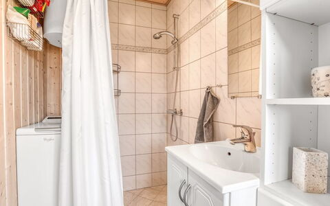 Thorir - 500M from the Sea: Maison, Chalet, Toit, Domicile, Siding, Biens, Ferme, Batiments Jardin, Pelouse, Jardin