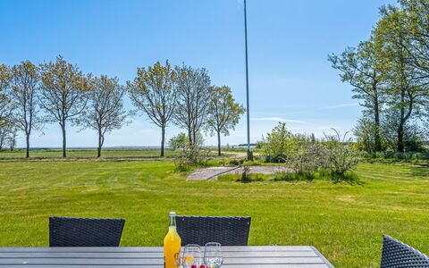Ilsebeth - 400M from the Sea: Ciel, Herbe, Lot Terre, Plaine, Chaise, Pelouse, Jardin, Lumière Du Soleil, Ombre