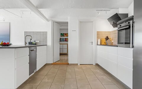 Ilsebeth - 400M from the Sea: Sol, Sol, Cuisine, Bois, Design Intérieur, Principaux Appliance, Appareil De Cuisine, Cabinetry, Parquet, Plafond
