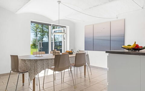 Ilsebeth - 400M from the Sea: Meubles, Design Intérieur, Sol, Sol, Chaise, Table Cuisine Et Salle A Manger, Table, Salle À Manger, Plafond, Luminaire