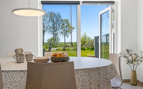 Ilsebeth - 400M from the Sea: Meubles, Design Intérieur, Table, Table Cuisine Et Salle A Manger, Sol, Salle À Manger, Chaise, Sol, Éclairage, Vaisselle
