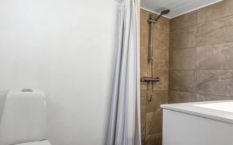 Ilsebeth - 400M from the Sea: Sol, Sol, Salle De Bains, Luminaire Plomberie, Toilette, Siège De Toilette, Design Intérieur, Plomberie, Pièce, Tuile