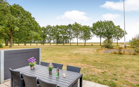 Ilsebeth - 400M from the Sea: Lot Terre, Ombre, Jardin, Lumière Du Soleil, Aménagement Paysager, Mobilier De Jardin, Pelouse, Tableau De Plein Air, Chaise, Parc