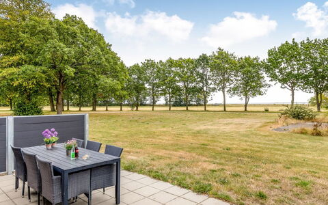 Ilsebeth - 400M from the Sea: Lot Terre, Ombre, Jardin, Lumière Du Soleil, Pelouse, Aménagement Paysager, Mobilier De Jardin, Parc, Tableau De Plein Air