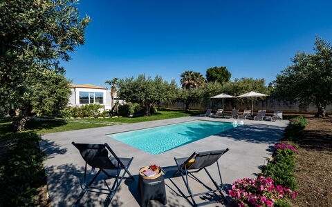 Villa Virginia: Bleu, Piscine, Mobilier De Jardin, Jardin, Recours, Biens, Ombre, Aménagement Paysager, Eco Hôtel, Villa