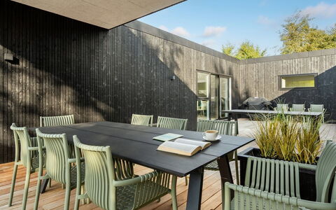 Hortense - 900M from the Sea: Toit, Maison, Domicile, Chalet, Porte, Siding, Biens, Pelouse, Cour, Porche
