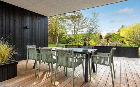 Hortense - 900M from the Sea: Toit, Maison, Domicile, Chalet, Porte, Siding, Biens, Pelouse, Cour, Porche