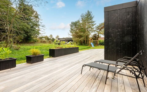 Hortense - 900M from the Sea: Toit, Maison, Domicile, Chalet, Porte, Siding, Biens, Pelouse, Cour, Porche