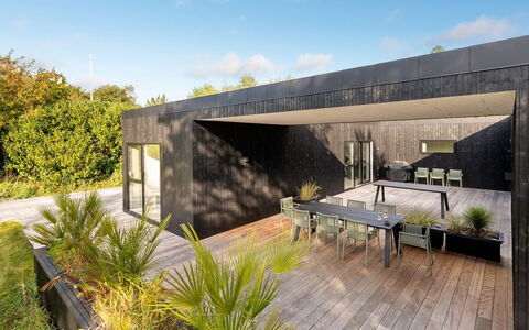 Hortense - 900M from the Sea: Toit, Maison, Domicile, Chalet, Porte, Siding, Biens, Pelouse, Cour, Porche