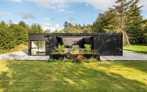 Hortense - 900M from the Sea: Toit, Maison, Domicile, Chalet, Porte, Siding, Biens, Pelouse, Cour, Porche