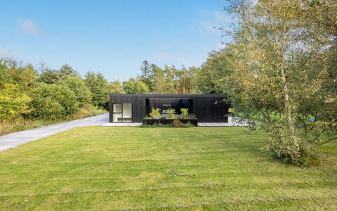 Hortense - 900M from the Sea: Toit, Maison, Domicile, Chalet, Porte, Siding, Biens, Pelouse, Cour, Porche