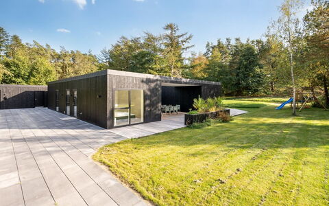 Hortense - 900M from the Sea: Toit, Maison, Domicile, Chalet, Porte, Siding, Biens, Pelouse, Cour, Porche