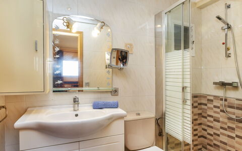 Osiris: Salle De Bains, Lavabo, Luminaire Plomberie, Design Intérieur, Évier, Sol, Sol, Robinet, Miroir, Plomberie
