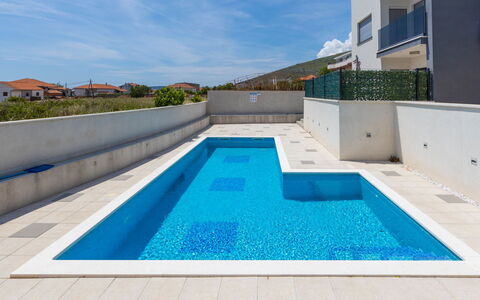 Sole: Piscine, Composite, Appartement, Recours, Tuile, Condominium, Caractéristique De L'Eau, Hôtel, Biens, Villa