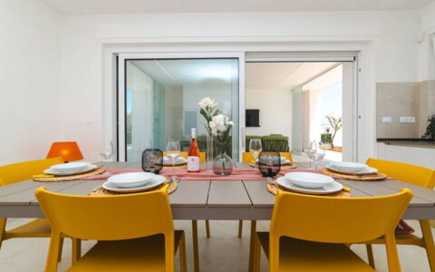 Villa Donnosanto a 5 Minuti Da Spiaggia. Ostuni 10: Meubles, Design Intérieur, Table, Sol, Chaise, Table Cuisine Et Salle A Manger, Salle À Manger, Sol, Plafond, Pièce