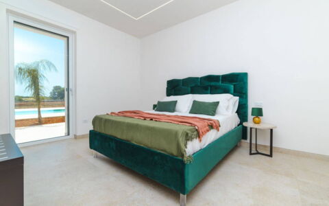 Villa Donnosanto a 5 Minuti Da Spiaggia. Ostuni 10: Lit, Chambre, Bois, Design Intérieur, Sol, Sol, Meubles, Drap De Lit, Literie, Pièce