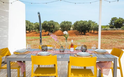Villa Donnosanto a 5 Minuti Da Spiaggia. Ostuni 10: Meubles, Chaise, Table, Mobilier De Jardin, Table Cuisine Et Salle A Manger, Tableau De Plein Air, Restaurant, Vaisselle, Salle À Manger, Nappe De Table