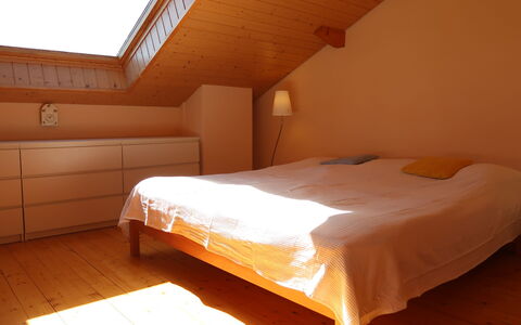 Saci: Lit, Chambre, Sol, Sol, Bois, Meubles, Design Intérieur, Drap De Lit, Literie, Plafond