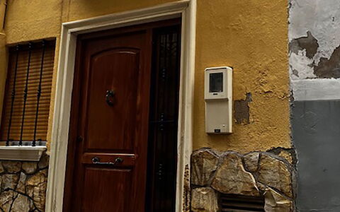 Corazón de Vinaròs: Mur, Bois, Jaune, Porte, Marron, Accueil Porte, Composite, Le Fer, Métal