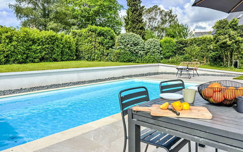 La Tour Bourgerel avec Piscine: Piscine, Mobilier De Jardin, Arbuste, Jardin, Meubles, Composite, Ombre, Eco Hôtel, Aménagement Paysager, Recours