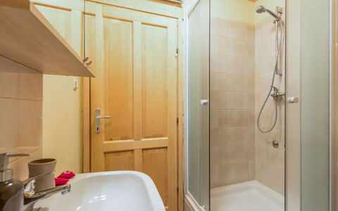 Lea: Design Intérieur, Luminaire Plomberie, Sol, Bois, Salle De Bains, Sol, Lavabo, Pièce, Plafond, Plomberie