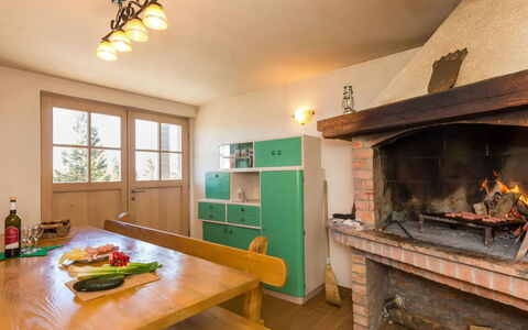 Lea: Bois, Plafond, Design Intérieur, Meubles, Pièce, Tache De Bois, Luminaire, Chaise, Cabinetry, Cuisine