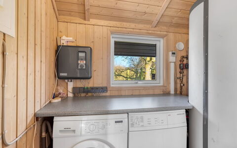 Selvi - 500M from the Sea: Bois, Machine À Laver, Principaux Appliance, Pièce, Plafond, Sécheuse, Machine, Électroménager, Tache De Bois, Dur